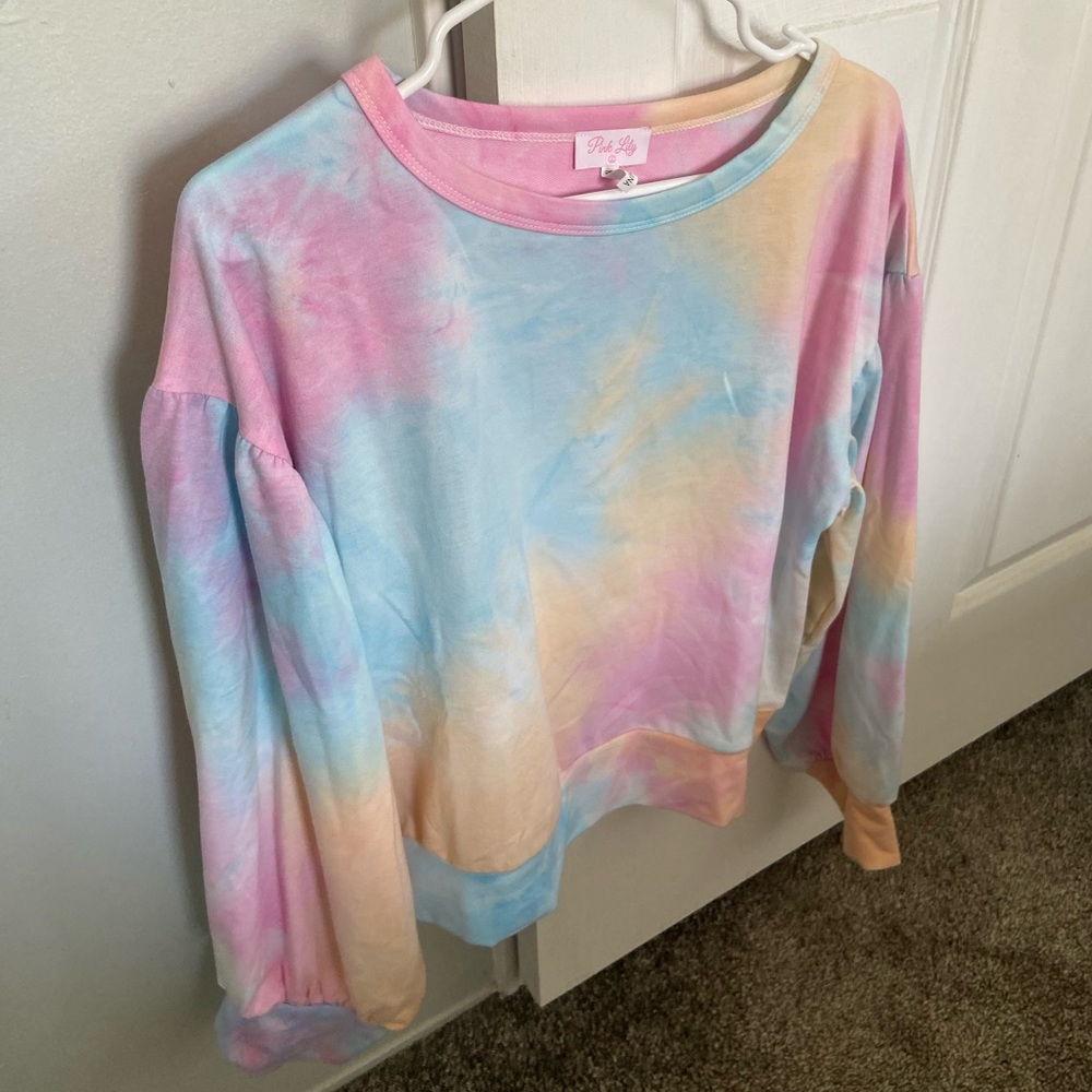 Ladies Pink Lily size L sweatshirt.